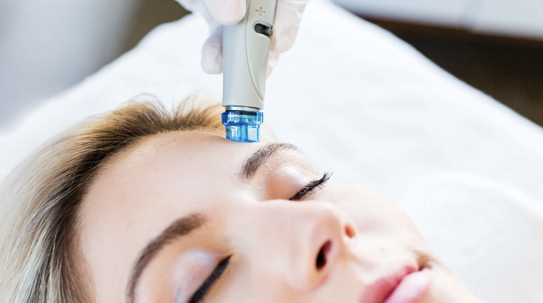 Experience the rejuvenating effects of HydraFacial at Bellatudo Skin and Wellness Center: Cleanse, exfoliate, and hydrate for radiant skin!